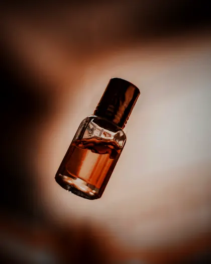 قارورة دهن بلون الكهرمان في ضوء دافئ