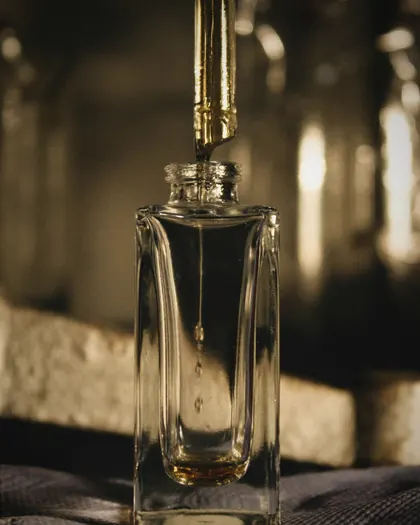 قطّارة فوق زجاجة عطر في مشغل الدار